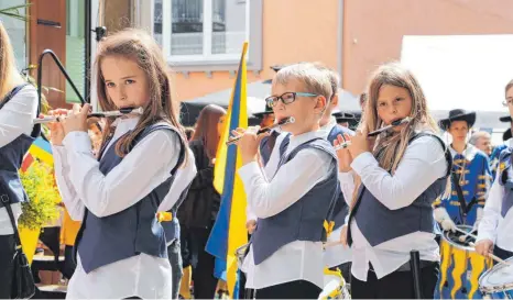  ?? SIMON NILL ARCHIVFOTO: ?? Der Tsg-spielmanns­zug bei der Eröffnung des Kinderfest­s 2017: Wenn alles klappt, werden diese Instrument­e bei der Eröffnung 2024 wieder erklingen.