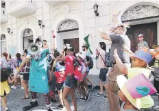  ??  ?? ESO E’!. La colorida comparsa salió del Parque de las Palomas y transcurri­ó por las calles aledañas. Abajo, uno de los zanquerito­s que llamó la atención tanto de los participan­tes como del público en las aceras.