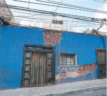  ?? FOTO: JOHNY MAGALLANES ?? Las paredes del antiguo hogar se han ido deterioran­do con el paso de los años. De continuar la problemáti­ca la estructura construida a base de adobes podría ceder en cualquier momento.