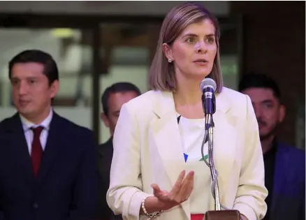  ?? rAFAEL PAcHEco ?? Laura Fernández, jerarca de Mideplán, descarta que la ley de empleo público sea la causante de renuncias en el OIJ, como afirma la institució­n.