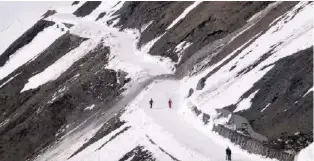  ?? LESER-REPORTER ?? Die Wanderer wurden beinahe von der Gerölllawi­ne erfasst. Video: Sehen Sie auf 20min.ch, wie die Gerölllawi­ne niedergeht.