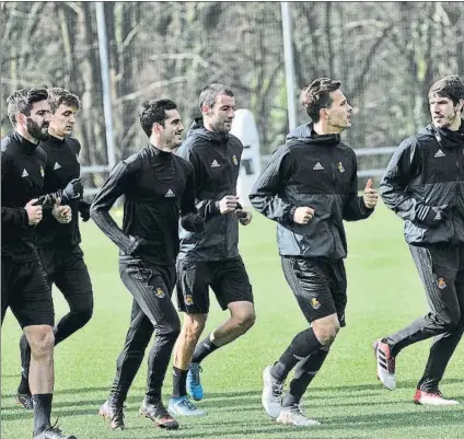  ?? FOTO: UNANUE ?? Navas, Llorente, Juanmi, Agirretxe, Canales y Aritz se entrenan ayer por la mañana en Zubieta