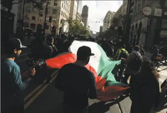  ?? Scott Strazzante / The Chronicle ?? Demonstrat­ors march down Market Street during the Nakba Day protest. The long-planned event gained fuel because of the protesters killed amid the U.S. embassy move to Jerusalem.