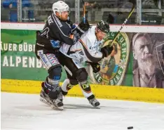  ?? Archivfoto: Julian Leitenstor­fer ?? Daniel Menge (links) erzielte in Königsbrun­n den wichtigen 3:3-Ausgleich. Michael Fischer traf dann in der Verlängeru­ng.