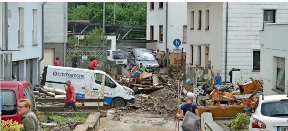  ?? FOTO: BECKERBRED­EL ?? So sah es Anfang Juni 2018 in Kleinblitt­ersdorf aus, als dort das THW am Tag nach dem Unwetter beim Aufräumen half.