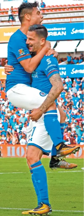  ??  ?? Felipe Mora y Édgar Méndez, en una celebració­n