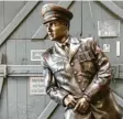  ?? Foto: Stein, dpa ?? Als Vorlage für die Bronze diente ein Bild von Elvis als Soldat.