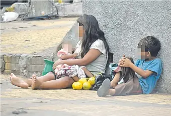  ??  ?? En esquinas de la capital y alrededore­s se nota cada vez más la presencia de niños indígenas.