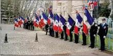  ?? - Crédits : JK ?? 9 drapeaux, aux morts, au premier rang les drapeaux des jeunes portes drapeaux du Souvenir Français