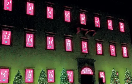  ??  ?? In attesa Le finestre del Palais Mamming Museum con il «calendario dei desideri». Al tramonto, ogni sera, ne sarà rivelato uno