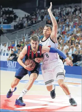  ?? FOTO: EFE ?? Mario Hezonja intenta superar a Maciulis
durante un partido de la final ACB