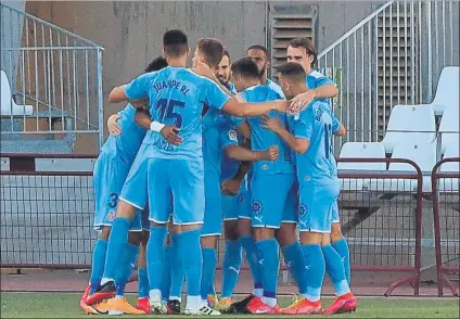  ?? FOTO: EFE ?? Los jugadores del Girona celebran el gol de Samu Saiz, que abrió el camino de la victoria en el Estadio Juegos del Mediterrán­eo