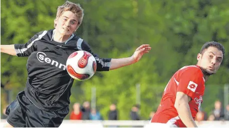  ?? ARCHIVFOTO: THOMAS WARNACK ?? Bei der Landesliga-Partie heute gegen Biberach muss der FC Ostrach auf Johannes Irmler (links) verzichten: Er hat sich beim Spiel in Altheim am Mittwoch verletzt.