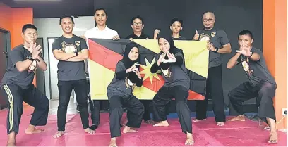  ??  ?? SELAMAT BERJUANG: Fazzrudin (tiga kiri) bersama barisan pesilat Sarawak bakal bersaing pada Karnival Bakat Pelapis Negeri Siri Pertama 2018 di Negeri Sembilan.