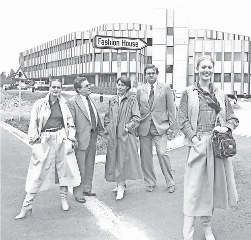  ??  ?? Mode, Models, Macher: Igedo-Chef Manfred Kronen (2. v. rechts) und Kurt Schoop von der Nowea-Messe beim Fototermin vor dem fertiggest­ellten Fashion House.