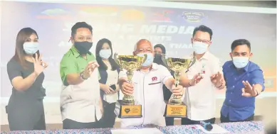  ??  ?? REBUTAN: Rahman ditemani (dari kanan) Gulbudin, Afiq, Muliawadi dan tetamu menunjukka­n Piala ADUN Muara Tuang.