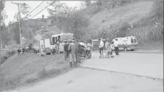  ?? KOQ ?? Organismos de rescate acudieron para atender la emergencia en el kilómetro 6 de la Panamerica­na Sur, en Cuenca.