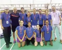  ?? FUENTE EXTERNA ?? Los medallista­s quisqueyan­os de la primera semana en el torneo de Bádminton del Caribe junto a Fauntley Garrido y Ariel Lockward.