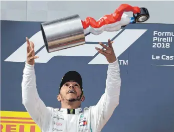  ?? FOTO: DPA ?? Der Brite Lewis Hamilton hat nach seinem Sieg in Frankreich schon wieder Grund zu jubeln.