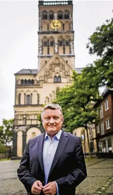  ?? FOTO: ANDREAS BRETZ ?? Hermann Gröhe ist Neusser durch und durch. Am Quirinus-Gymnasium machte er Abitur. Wir trafen ihn zum Interview am Münsterpla­tz.