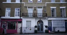  ?? AP ?? HIDING IN PLAIN SIGHT: A building in London’s Marylebone district became owned by ex-British Prime Minister Tony Blair through financial maneuvers that saved $400,000 in property taxes, an investigat­ion has found.