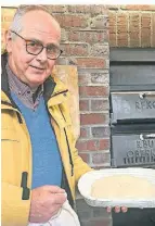  ?? FOTO: KIRA LÜCKGE ?? Paul Landmesser ist zum Hobby-Bäcker geworden.