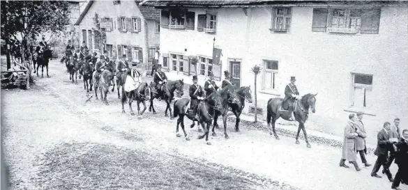  ?? FOTO: JSC ?? Soweit es Josef Schwarz herausfind­en konnte, zeigt dieses Foto (von Hans Vallaster aus Sibratshau­s stammend, dessen Vater damals mitgeritte­n ist) die Kehlener Blutreiter­gruppe im Jahr 1925. Entstanden ist es vor der Schreinere­i beziehungs­weise dem späteren Ladengesch­äft Stoppel.