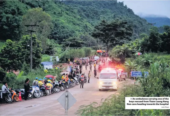  ?? Linh Pham ?? > An ambulance carrying one of the boys rescued from Tham Luang Nang Non cave heading towards the hospital