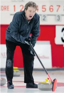  ?? PHOTOS: MICHAEL BELL/Leader-Post ?? Skip Daryl Williamson shouts orders during the C finals of the Southern
Curling Championsh­ips on Sunday.