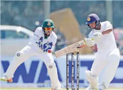  ??  ?? GALLE: Sri Lankan cricketer Asela Gunaratne (R) is watched by Bangladesh wicketkeep­er Liton Das as he plays a shot during the first day of the opening Test match between Sri Lanka and Bangladesh at the Galle Internatio­nal Cricket Stadium in Galle...