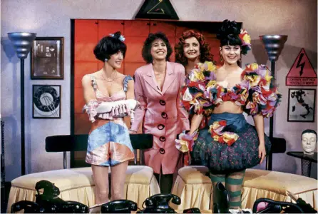  ??  ?? CAST FEMMINILE
Serena Dandini, Maria Amelia Monti, 57 anni, Francesca Reggiani, 60, e Silvia Irene Lippi nel varietà comico-satirico La TV delle ragazze, trasmesso su Raitre nel 1988 e nel 1989.