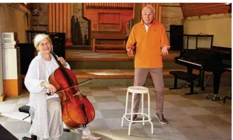  ??  ?? Pour Bulle de Simon, trois personnage­s entrent en scène : Gilbert Rault au récit, Sabine Duguay au violoncell­e et un tabouret.