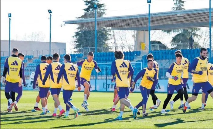  ?? ?? Los jugadores del Real Madrid se entrenan en la ciudad deportiva de Valdebebas en la mañana de ayer.