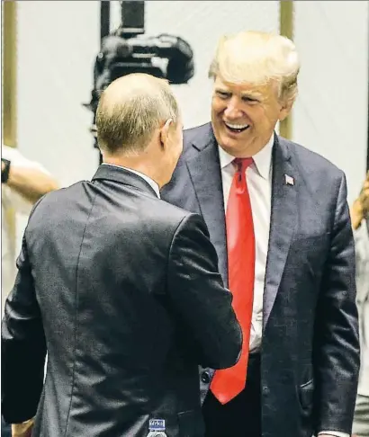  ?? WALLACE WOON / EFE ?? Putin y Trump saludándos­e en la segunda jornada, ayer, de la cumbre de la APEC en Vietnam