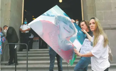  ?? ?? Familiares de Laura Morán y Alejandra Cuevas, frente a la sede de la Suprema Corte
