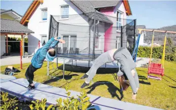  ?? FOTO: SIMON SCHNEIDER ?? Flickflack im Garten: Die Wurmlinger Turnerinne­n trainieren auf Matten neben dem Haus.