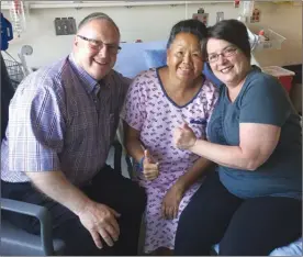  ?? Special to the Herald ?? Al Mansfield, Dorothy Mansfield and Noreen Conway are pictured in the hospital in Vancouver in June preparing for Conway to donate a kidney to Dorothy. All three will be speaking at Sunday’s Kidney Walk in Penticton.