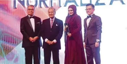  ?? (Foto Mohamad Shahril Badri Saali/bh) ?? Dr Mahathir menyampaik­an anugerah kepada Siti Nurhaliza pada majlis 100MIYE 2019 di Kuala Lumpur, malam tadi.