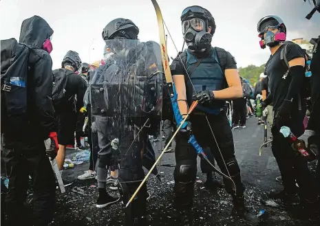  ?? Foto: ČTK ?? Lučištníci Studenti s luky a šípy se před areálem hongkongsk­é univerzity připravují na policejní útok.