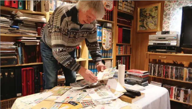  ?? ALLE FOTO: TORREY ENOKSEN ?? John Billy Nenningsla­nd viser noen av konvolutte­ne han har mottatt med svaert sjeldne og verdifulle frimerker.