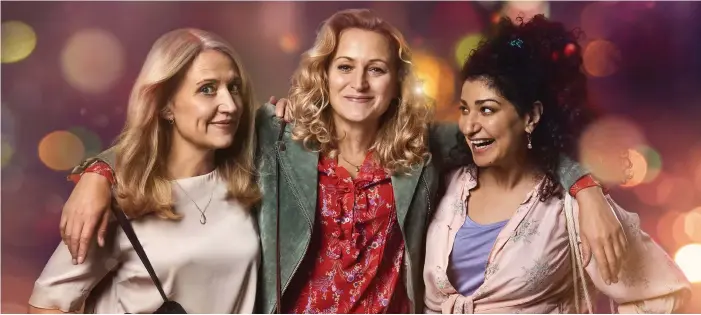  ?? FOTO: JOHAN BERGMARK/SVT ?? Klara Zimmergren, Maria Sundbom Lörelius och Bahareh Razekh är väninnor.