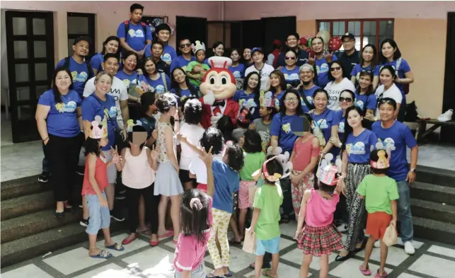  ?? CONTRIBUTE­D FOTO ?? CENTER OF KINDNESS. Veco employees give happiness to the children of Parian Dropin Center even just for a day.