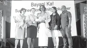  ?? / TAMPO ?? ■ LUNGSOD SA COMPOSTELA: Ang Municipali­ty of Compostela girepresen­tahan ni Felicidad C. Tacsan (tunga) nga nidawat sa award sa Kalahi-CIDSS Bayani Ka! ubos sa Sustained Community Volunteer Group category.