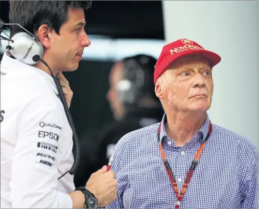 ??  ?? ELLOS DECIDEN. Toto Wolff, máximo responsabl­e de competició­n de Mercedes, y Niki Lauda, director no ejecutivo de la escudería de Brackley.