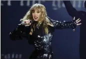  ?? RICK SCUTERI — INVISION/AP ?? Taylor Swift claims two music executives are blocking her from performing her early songs at an awards show.