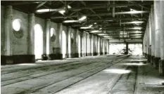  ??  ?? Hier fuhr am 4. Oktober 1840 der erste Zug ein: Die einstige Bahnhofsha­lle 1999 während des Umbaus des Straßenbah­n-betriebsho­fes.