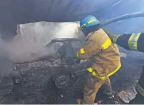  ??  ?? Trabajos. Once elementos del Cuerpo de Bomberos y miembros de cuerpos de socorro sofocaron las llamas del incendio.