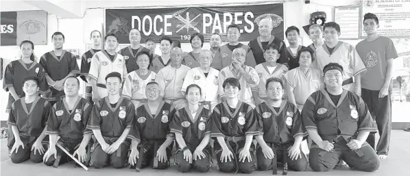  ??  ?? A dozen eskrimador­s from Los Angeles Doce Pares under the flagship of Grandmaste­r Erwin Mosqueda pose with the top Grandmaste­rs of Doce Pares led by Supreme Grandmaste­r Diony Cañete after passing their promotiona­l examinatio­ns with flying colors last...