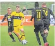  ?? FOTO: OLEKSANDR VOSKRESENS­KYI ?? Justin Walker (gelbes Trikot) hofft auf einen längeren Einsatz im Niederrhei­npokal.