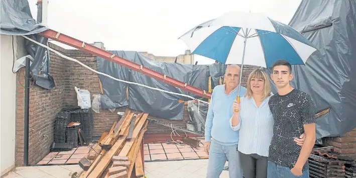  ?? / ROLANDO ANDRADE STRACUZZI ?? Sueño quebrado. Stella Maris, Néstor y Emiliano, su hijo menor hoy en la parte superior de su casa, que quedó literalmen­te partida en dos.